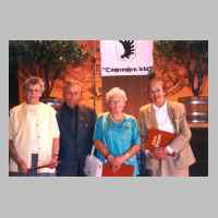 59-09-1078 3. Kirchspieltreffen 1999. Harry Schlisio mit den aeltesten Teilnehmern  beim  3. Kirchspieltreffen Goldbach. .JPG